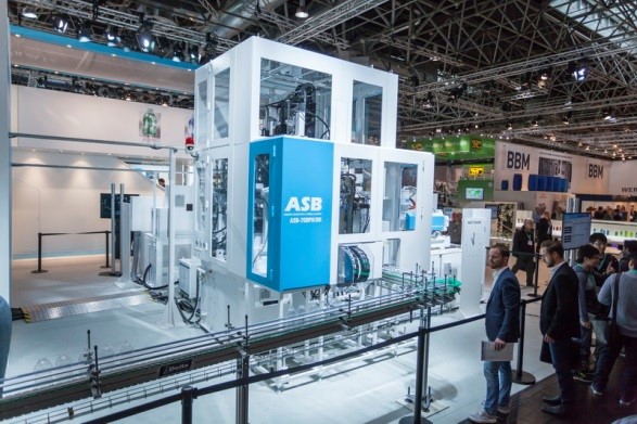 成形実演を行った新開発ワンステップダブルブロー成形機 ASB-70DPH/DB