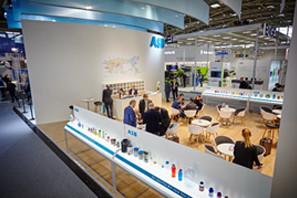 サンプル展示と商談コーナー